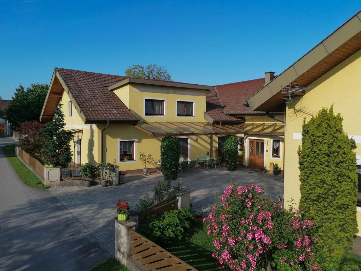 Privatzimmer Und Ferienwohnungen Leeb Persenbeug Exterior photo