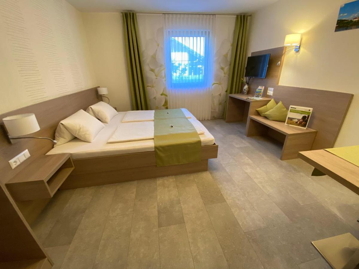 Privatzimmer Und Ferienwohnungen Leeb Persenbeug Exterior photo