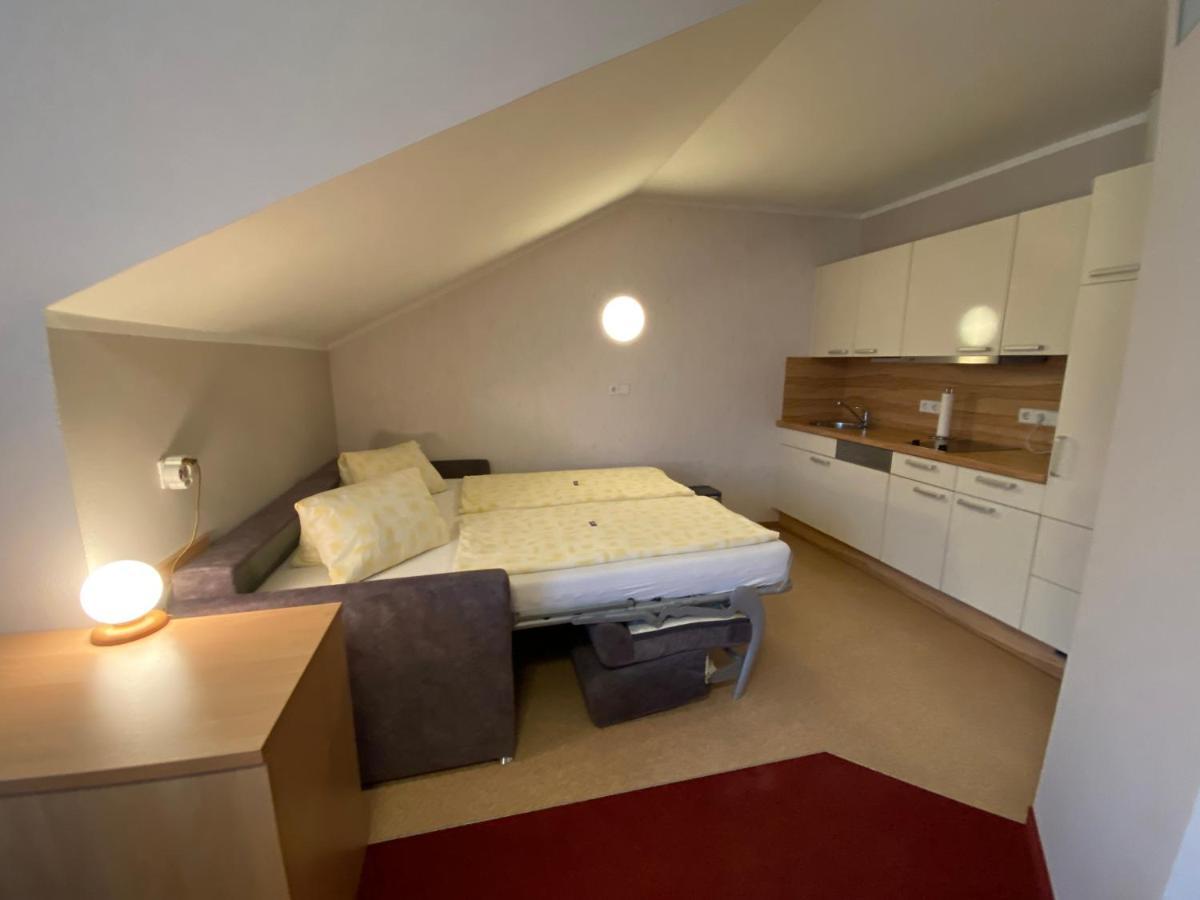 Privatzimmer Und Ferienwohnungen Leeb Persenbeug Exterior photo